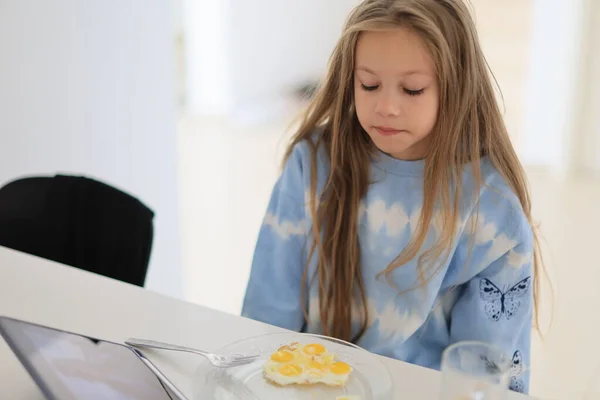 Niña Desayuna Casa Cocina Mirando Tableta Niño Feliz Come Huevos —  Fotos de Stock