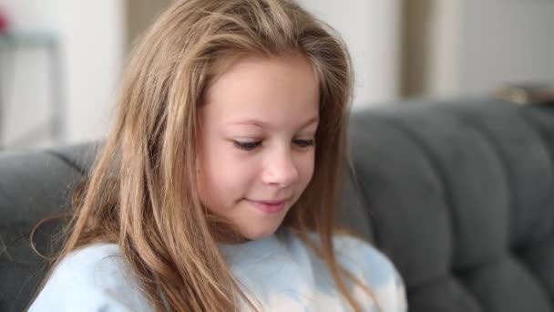 Nyfiken Liten Barn Flicka Att Kul Med Hjälp Digitala Surfplatta — Stockvideo
