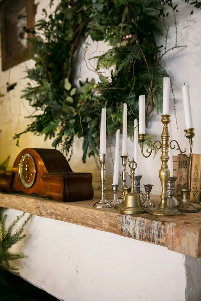 Natale e Capodanno decorato sala interna. Notte di Natale festiva con luci sull'albero con regali — Foto Stock