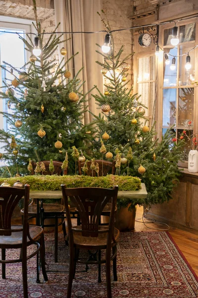 Різдво та Новий рік прикрашали внутрішню кімнату. Святкова різдвяна ніч з вогнями на дереві з подарунками — стокове фото