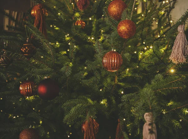 Різдво та Новий рік прикрашали внутрішню кімнату. Святкова різдвяна ніч з вогнями на дереві з подарунками — стокове фото