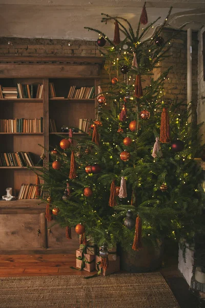 Christmas and New Year decorated interior room. Festive Xmas night with lights on tree with presents — Stock Photo, Image