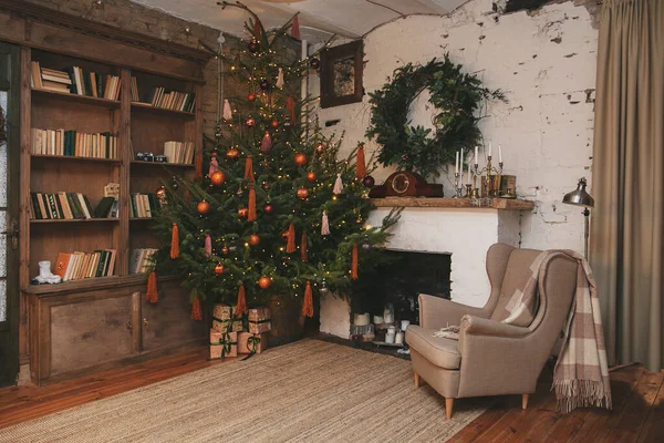 Natale, interni di Capodanno con sfondo muro di mattoni rossi, abete decorato con ghirlande e palle — Foto Stock