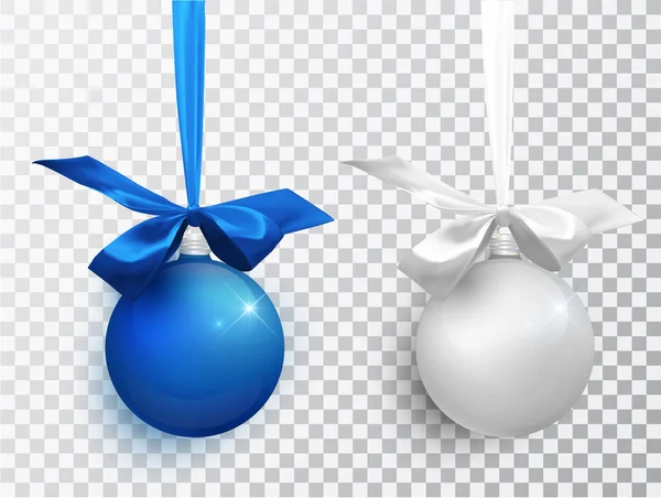 Silberne und blaue Weihnachtskugeln hängen am Band mit üppiger Schleife auf weißem Hintergrund. Realistischer Vektor für Weihnachtsbaumschmuck — Stockvektor