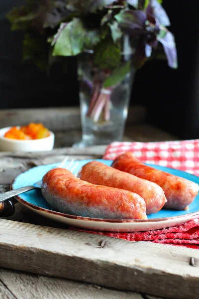 Tahtada sosis ve sosis