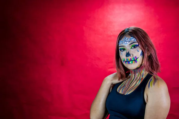 Ung Kvinna Med Makeup För Halloween Fest Maskerad Fest Röd — Stockfoto