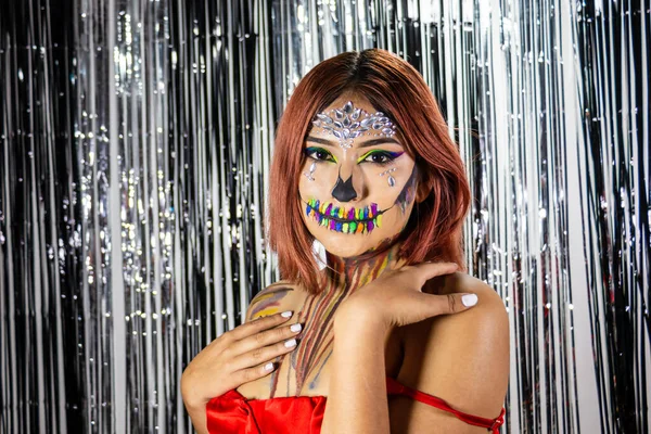 Młoda Kobieta Makijażem Imprezę Halloween Jasne Czarno Białe Tło — Zdjęcie stockowe