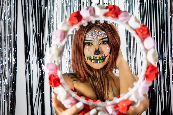 Närbild Kvinna Med Makeup För Halloween Bakom Ofokuserad Cirkel Röda — Stockfoto