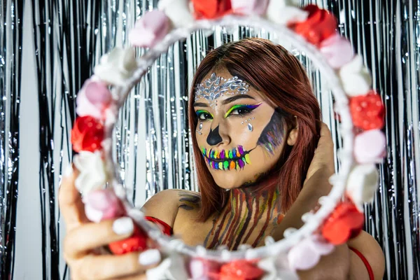 Närbild Kvinna Med Makeup För Halloween Bakom Ofokuserad Cirkel Röda — Stockfoto