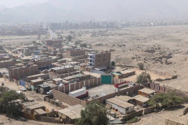 Peru 'nun Huaycan bölgesinde beton, evler ve yapılardan oluşan bir şehir.