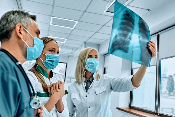 Orvosok Röntgenfelvételeket Nézik Vitatják Meg Kórházban Radiológia Sebészet Emberek Orvostudomány — Stock Fotó