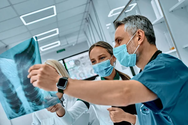 Médicos Masculinos Femininos Consultando Escritório Brilhante Discutindo Imagem Raio Vista — Fotografia de Stock