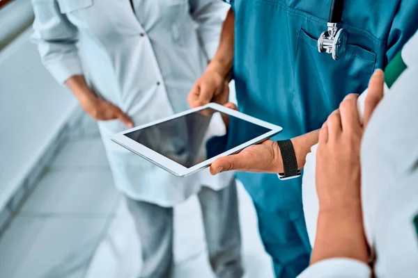 Foto Cortada Equipe Médica Discutindo Sobre Tablet Digital Hospital Close — Fotografia de Stock