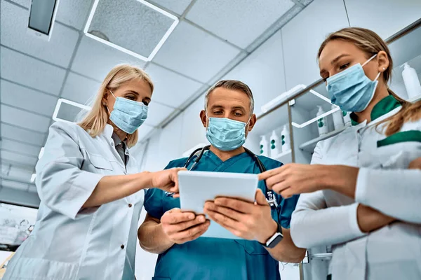 Tiro Três Profissionais Médicos Falando Usando Tablet Digital Juntos Equipe — Fotografia de Stock
