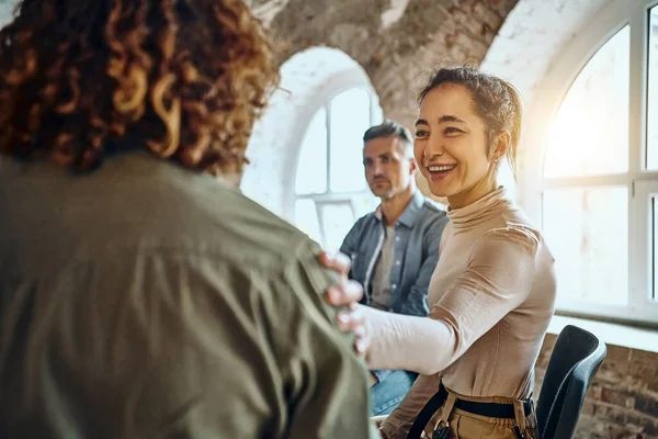 Närbild Rygg Ung Man Och Vänner Stödja Honom Gruppterapi Närbild — Stockfoto