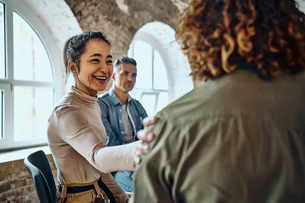 Män Och Kvinnor Sitter Cirkel Gruppterapi Och Stöttar Varandra Selektivt — Stockfoto