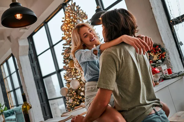 Jong Verliefd Stel Keuken Aantrekkelijke Jonge Vrouw Tafel Haar Jongeman — Stockfoto