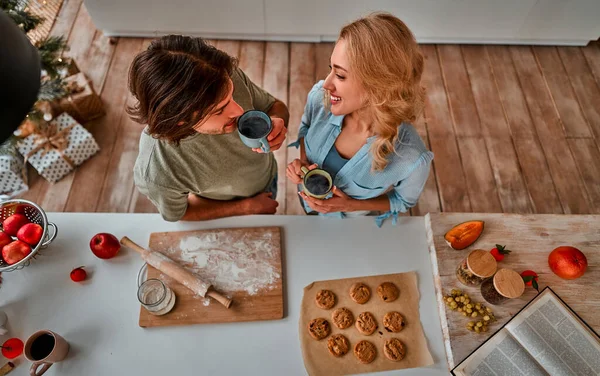 Młoda Para Pije Kawę Domowymi Ciasteczkami Kuchni Widok Góry Świąteczny — Zdjęcie stockowe