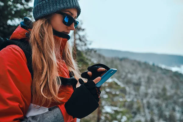 Portrait Une Belle Fille Portant Des Lunettes Soleil Des Gants — Photo