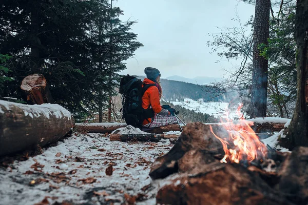 Rust Uit Besneeuwde Bergen Bij Het Vuur Mooie Wandelaar Meisje — Stockfoto