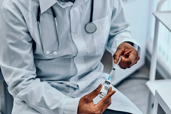 Läkare Vit Rock Drar Vaccinet Med Spruta Från Injektionsflaska Vaccination — Stockfoto