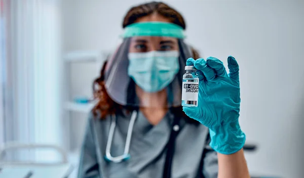 Vaccinering Och Bevarande Samt Hälsoskydd Kvinnlig Läkare Skyddsmask Och Skyddshandskar — Stockfoto