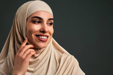 Bej tesettürlü, doğal makyajlı, güzel bir müslüman kadının yakın plan portresi. Güzellik, cilt bakımı, moda, vs. Tarz. Boşluğu kopyala.