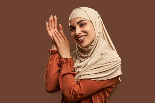Mujer Musulmana Moderna Elegante Moda Hermosa Vestida Con Hiyab Beige — Foto de Stock