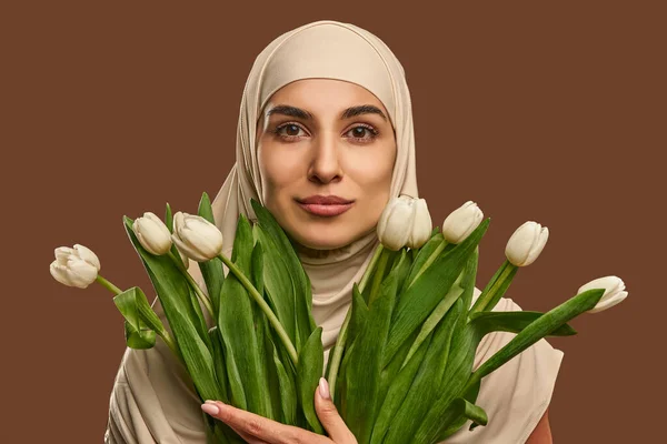 Retrato Cerca Una Hermosa Mujer Musulmana Vestida Con Hiyab Beige — Foto de Stock