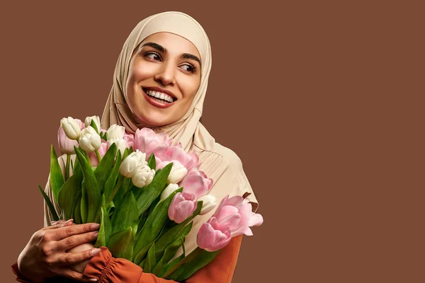 Hermosa Mujer Musulmana Vestida Con Hiyab Beige Sonríe Mira Hacia — Foto de Stock