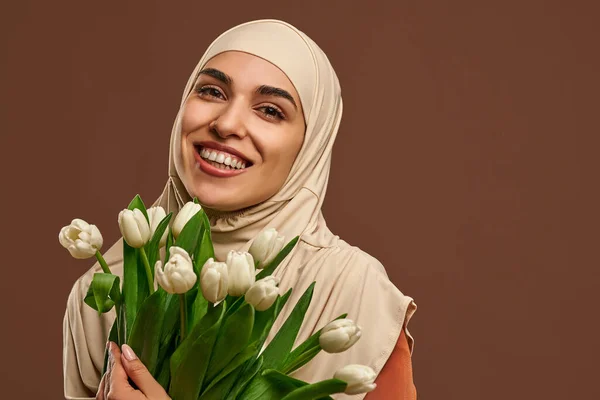Retrato Cerca Una Hermosa Mujer Musulmana Con Hijab Beige Sonriendo — Foto de Stock