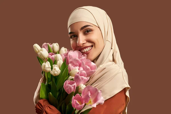 Hermosa Mujer Musulmana Hiyab Beige Sosteniendo Ramo Tulipanes Blancos Rosados — Foto de Stock