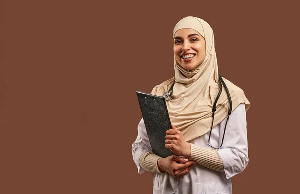Retrato Una Mujer Musulmana Vestida Con Una Túnica Blanca Sosteniendo — Foto de Stock