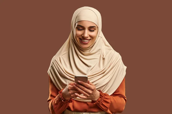 Hermosa Mujer Musulmana Hiyab Beige Sostiene Teléfono Sus Manos Sonríe — Foto de Stock