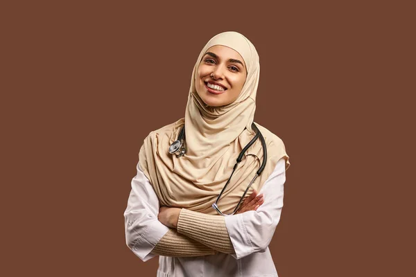 Retrato Una Doctora Musulmana Con Una Bata Blanca Brazos Cruzados — Foto de Stock