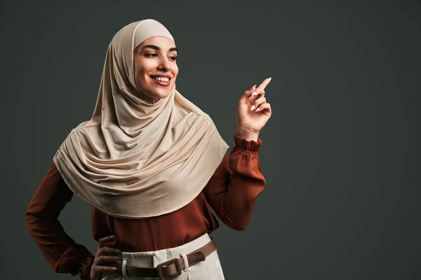 Hermosa Mujer Musulmana Hijab Beige Apuntando Con Dedo Espacio Sobre — Foto de Stock