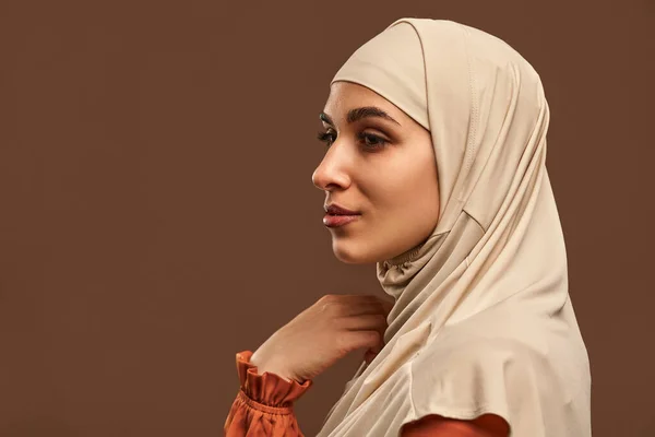 Retrato Cerca Hermosa Mujer Musulmana Hijab Beige Sobre Fondo Marrón — Foto de Stock