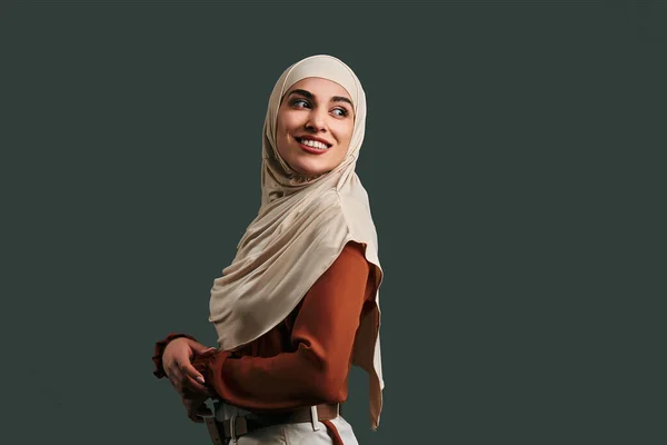 Sonriente Mujer Moderna Hermosa Musulmana Sobre Fondo Gris Copiar Espacio — Foto de Stock