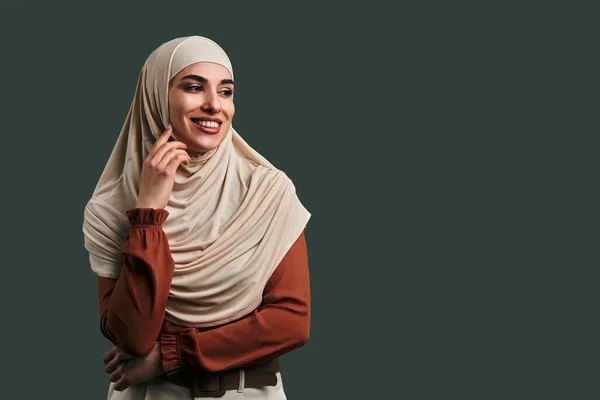 Hermosa Mujer Musulmana Moderna Vestida Con Hiyab Beige Blusa Naranja — Foto de Stock