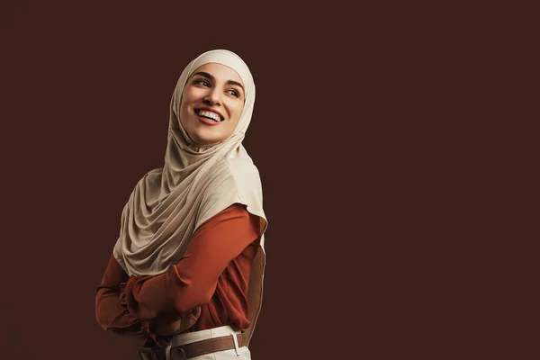 Hermosa Mujer Musulmana Vistiendo Hijab Beige Blusa Naranja Pantalones Beige — Foto de Stock
