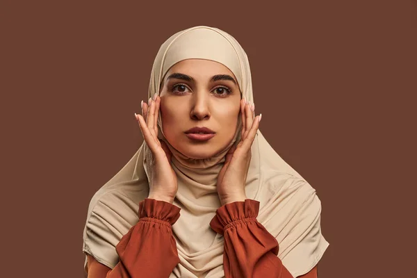 Close Portrait Beautiful Modern Muslim Woman Natural Make Dressed Beige — Stock Photo, Image