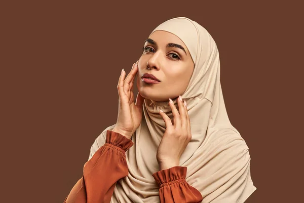 Retrato Una Hermosa Mujer Musulmana Moderna Con Maquillaje Natural Vestida — Foto de Stock