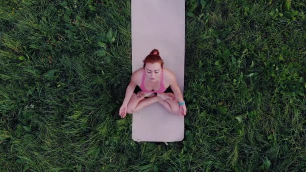 Femme faisant du yoga. — Video