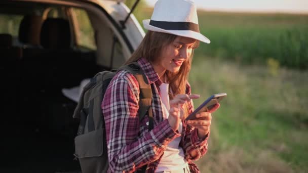 Jeune femme utilise smartphone. — Video