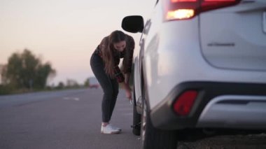 Yolda araba arızası..