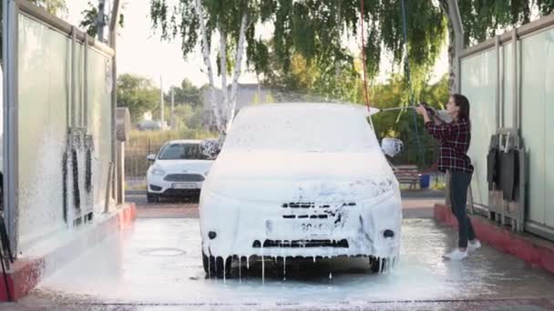 Donna che lava la sua auto. — Video Stock