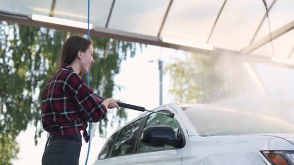 Wanita mencuci mobilnya. — Stok Video