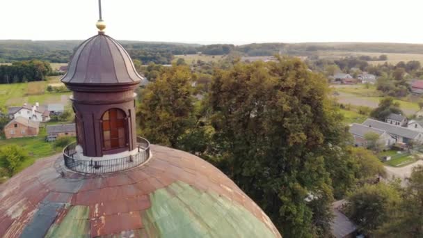 Alte barocke katholische Kirche. — Stockvideo