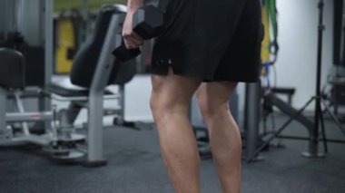 Atletik adam ağırlık kaldırıyor..