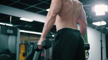 Atletik adam ağırlık kaldırıyor..